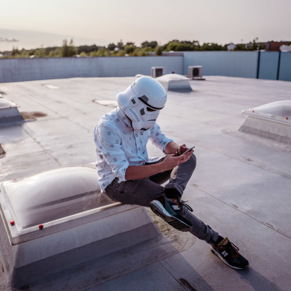 Stormtrooper sitzt auf dem Dach