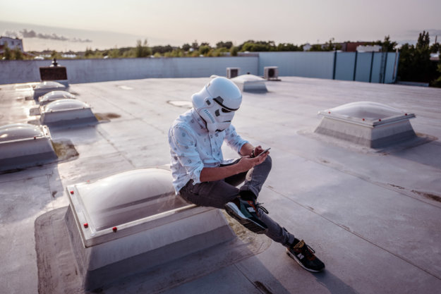 Stormtrooper sitzt auf dem Dach