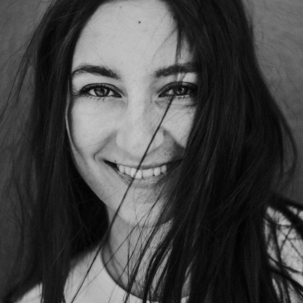 Ilenia lächelt im Wind