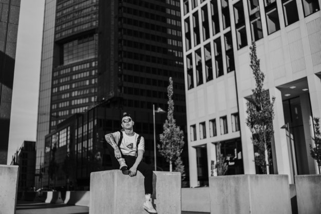 Tim in Frankfurt auf einem Stein