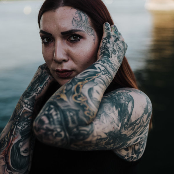 Jasmin Nassau steht am Rhein