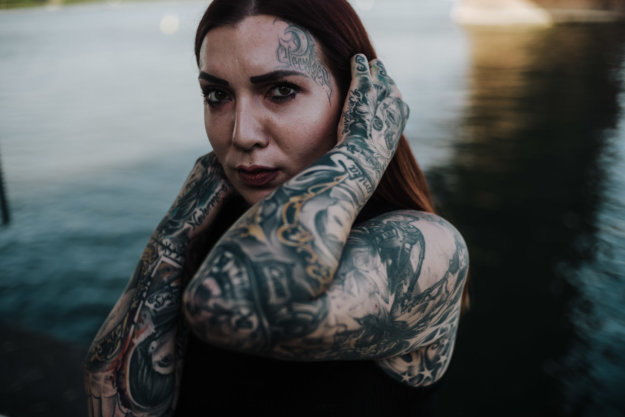 Jasmin Nassau steht am Rhein