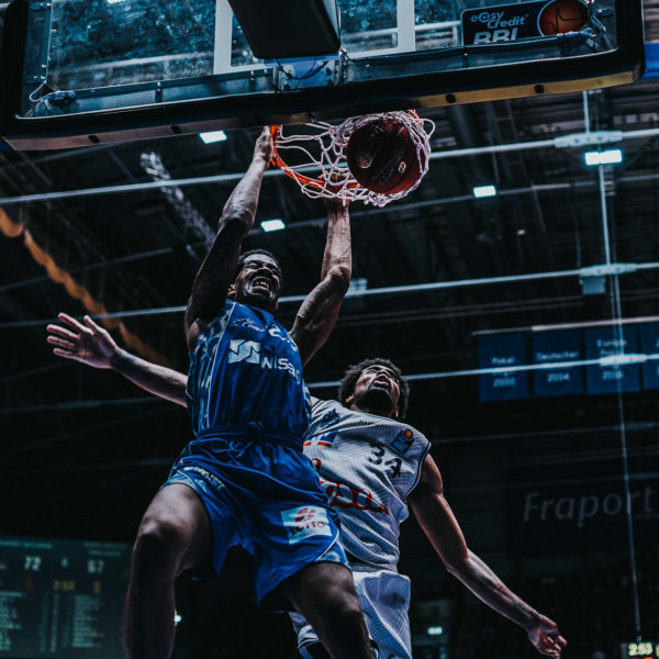 Fraport Skyliners Spieler macht Dunking