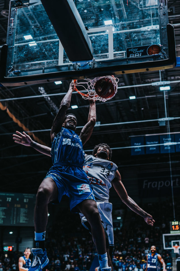 Fraport Skyliners Spieler macht Dunking