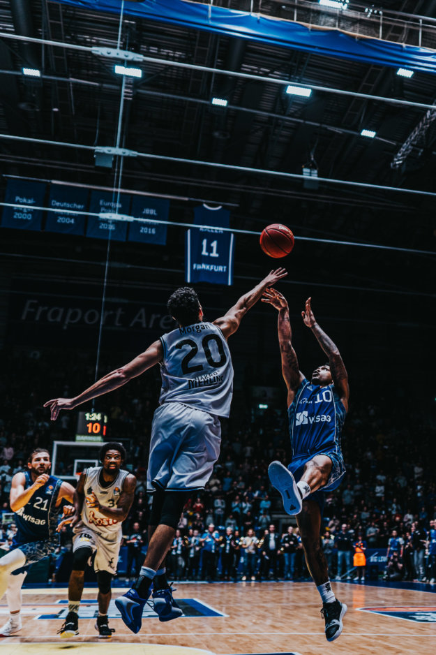 Fraport Skyliners Spieler macht Sprungwurf