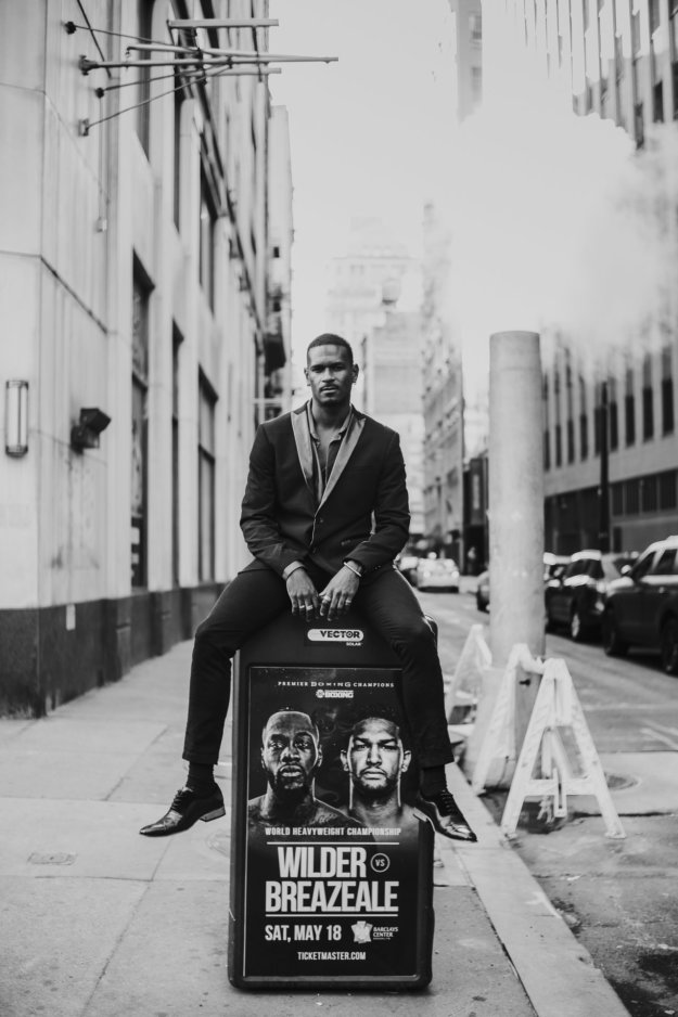 Leonardo Brito sitzt auf Werbetafel in Manhattan