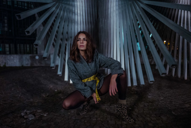 Lilli Hollunder vor dem Rathaus in Mainz