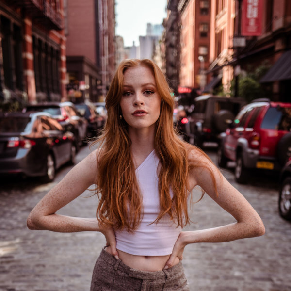 Emily Higgins auf einer Strasse in Soho