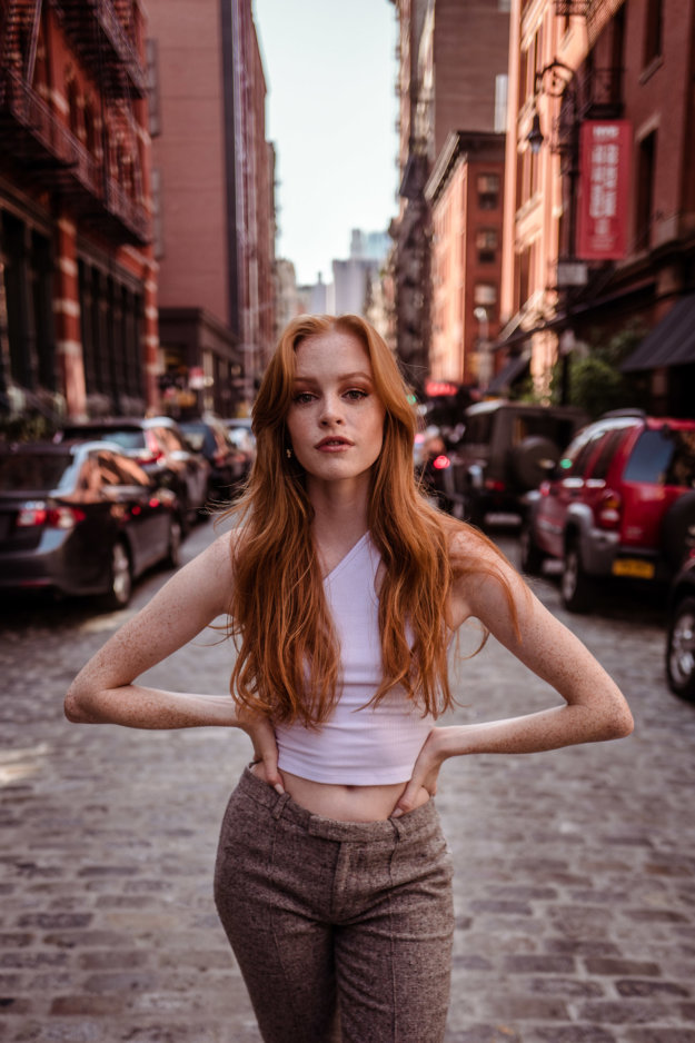 Emily Higgins auf einer Strasse in Soho