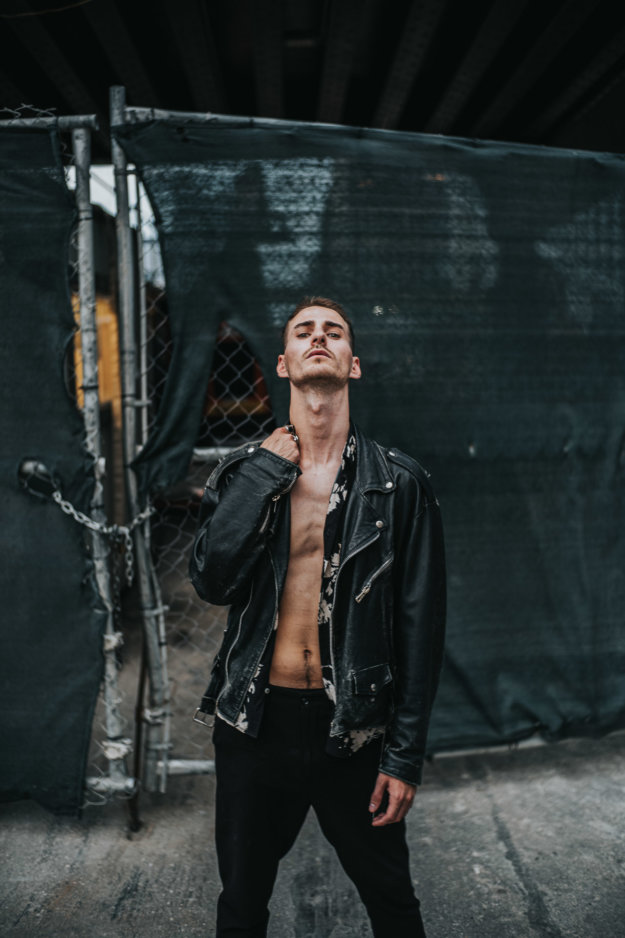 Thomas Amon vor Baustelle in Manhattan