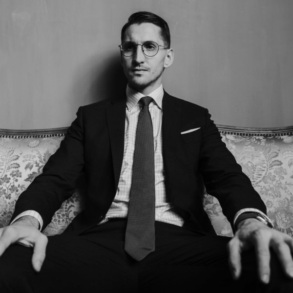 René Adler sitzt auf antiquer Couch