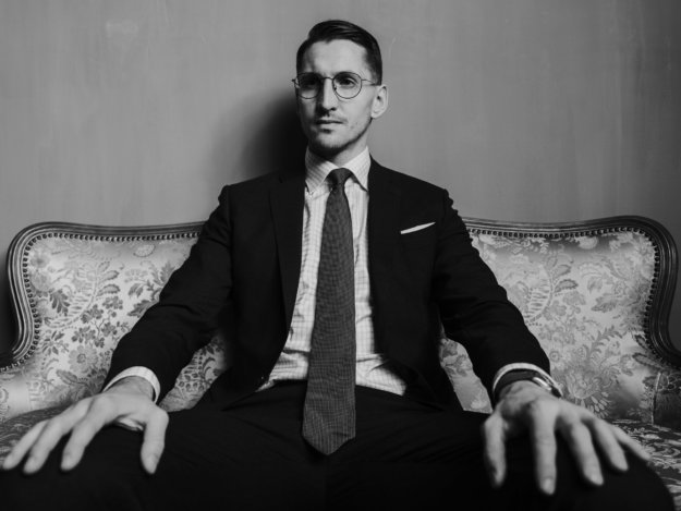 René Adler sitzt auf antiquer Couch