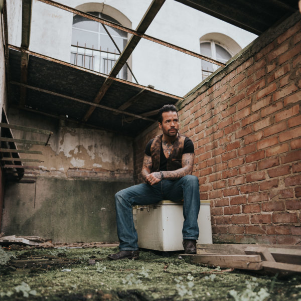 Rocky Danny sitzt in Ruine