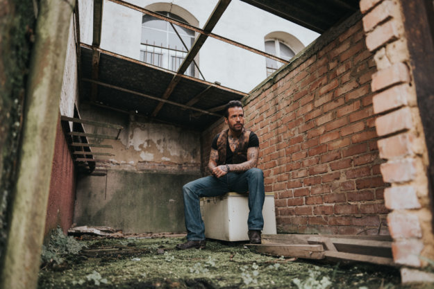 Rocky Danny sitzt in Ruine