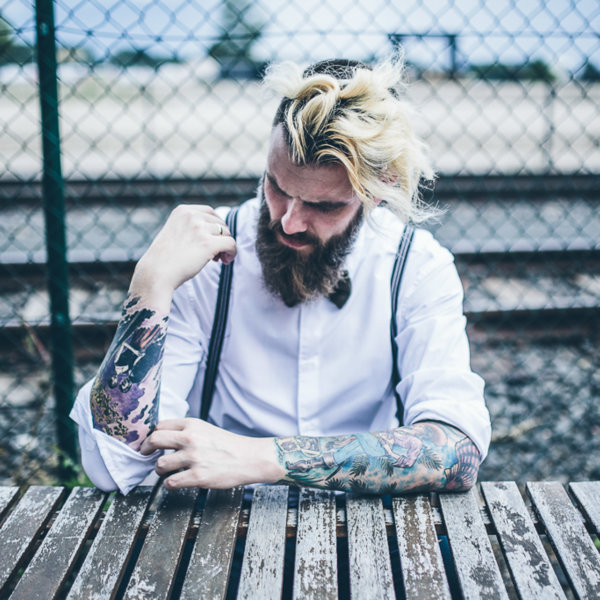 Martin Schenk sitzt an den Gleisen