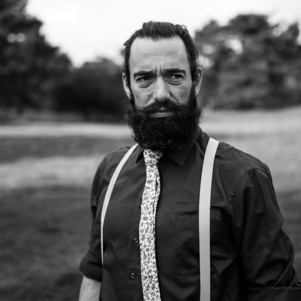 Mann steht im Freien