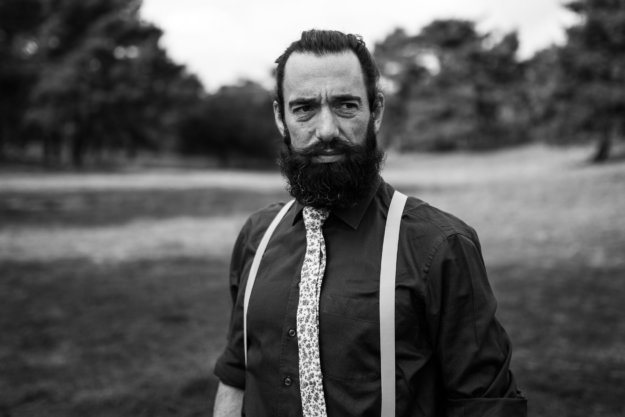 Mann steht im Freien