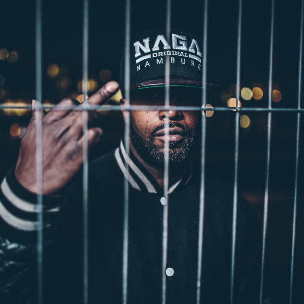 Shortlord zeigt den Mittelfinger in Hamburg