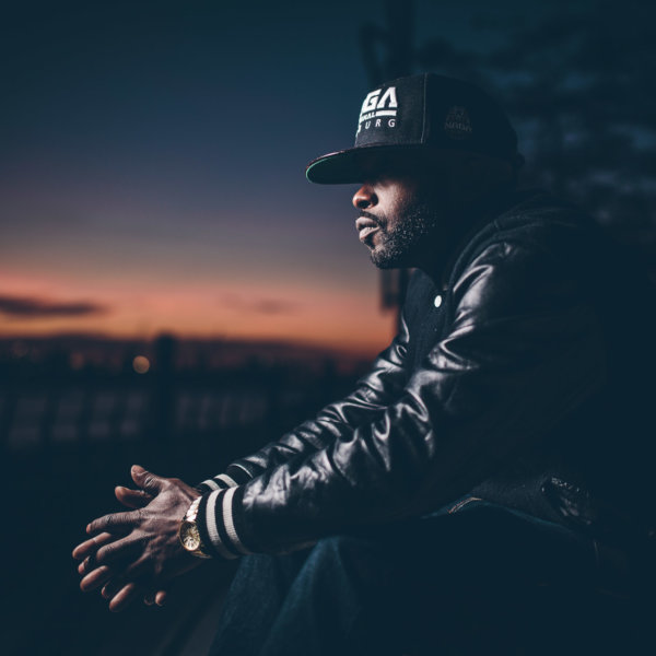 Shortlord sitzt in der Hafencity Hamburg