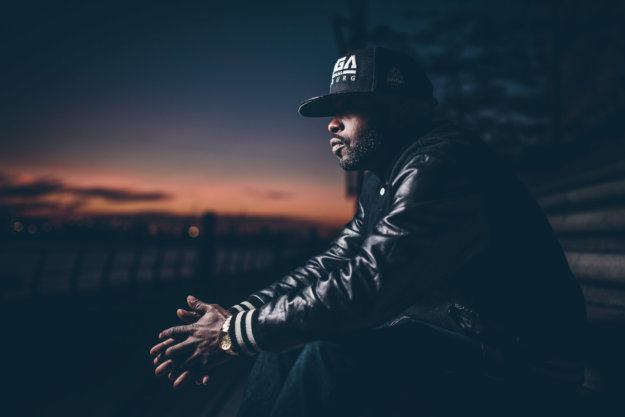 Shortlord sitzt in der Hafencity Hamburg