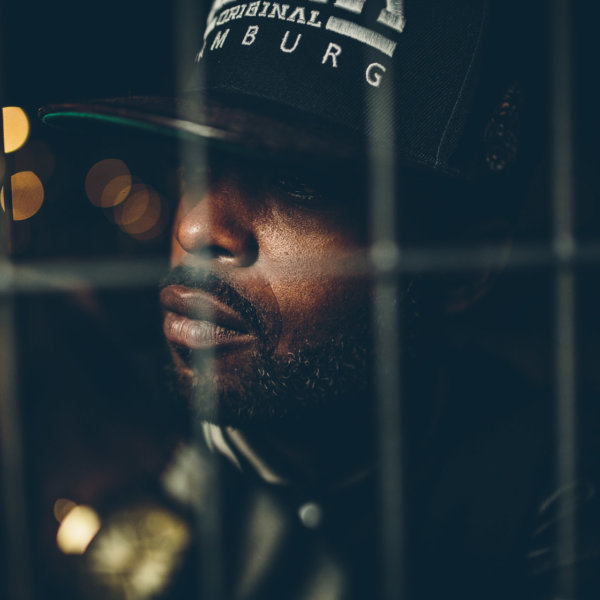 Shortlord schaut durch einen Zaun