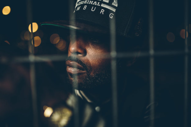 Shortlord schaut durch einen Zaun